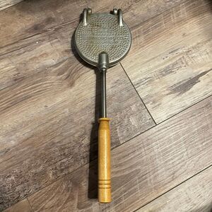 Vtg Vitantonio No.5 Cast Iron Pizzelle Cookie Iron Wooden Handle Willoughby Ohio